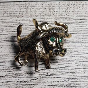 Vintage Gold Tone Bull Taurus Zodiac With Dark Green rhinestone eyes brooch pin